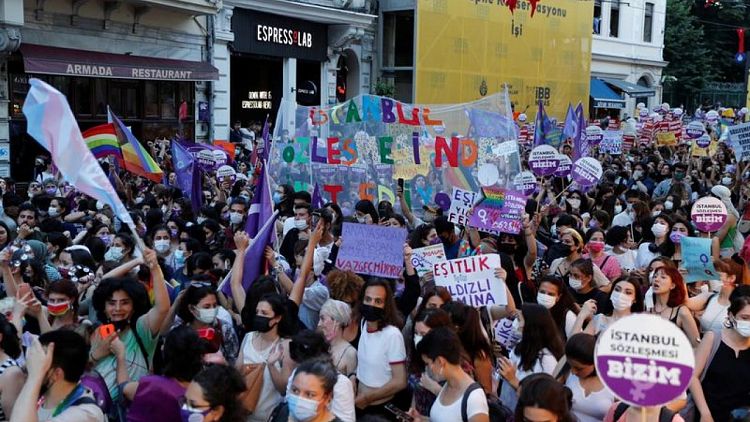 احتجاجات نسائية في تركيا بعد انسحابها من اتفاقية منع العنف ضد المرأة