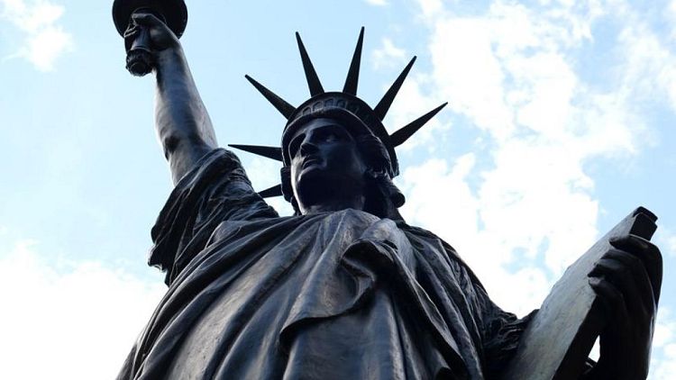 تمثال حرية مصغر يتتبع خطى التمثال الأكبر في ميناء نيويورك