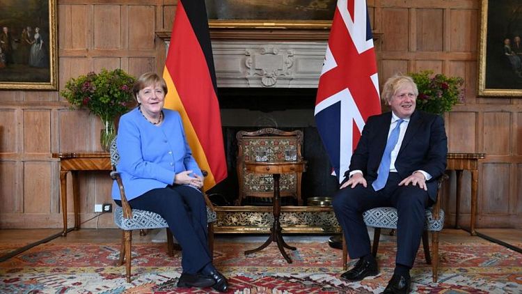 رئيس وزراء بريطانيا يناقش قواعد السفر مع المستشارة الألمانية