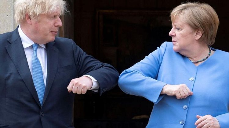 Boris Johnson se reúne con Merkel para abordar reglas de viajes sobre COVID