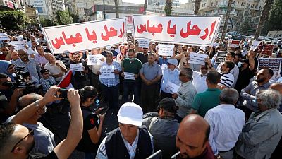المئات يتظاهرون وسط رام الله مطالبين برحيل الرئيس محمود المئات يتظاهرون وسط رام الله مطالبين برحيل الرئيس محمود