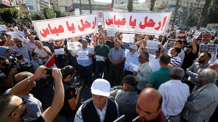 المئات يتظاهرون وسط رام الله مطالبين برحيل الرئيس محمود