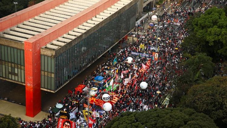 متظاهرون في البرازيل يخرجون ضد الرئيس وبطء توزيع لقاحات كورونا