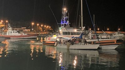 Barca a vela incagliata a pochi metri da riva a Brancaleone Barca a vela incagliata a pochi metri da riva a Brancaleone
