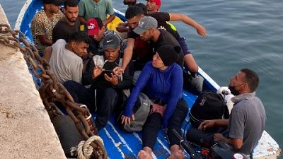 Approdati altri 12 tunisini, nell'hotspot 260 dopo trasferimenti Approdati altri 12 tunisini, nell'hotspot 260 dopo trasferimenti