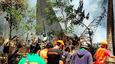 Avión de tropas filipinas se estrella en llamas, al menos 31 muertos