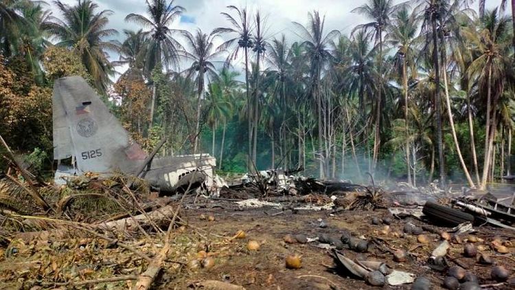 الفلبين تأمر بإجراء تحقيق بعد مقتل 50 في تحطم طائرة عسكرية