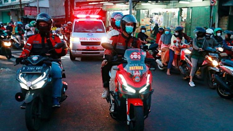 "نداء الواجب".. سائقو دراجات نارية في إندونيسيا يرافقون سيارات الإسعاف