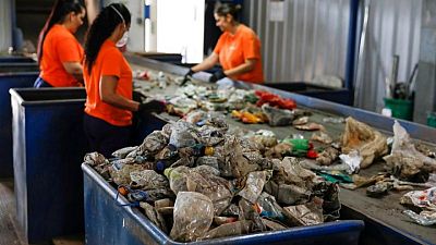 Las normas sobre plástico de la UE preocupan a los fabricantes, los ecologistas exigen más