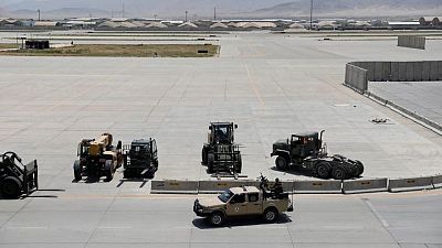 بعد أن أخلاها الأمريكيون.. النشاط يدب في قاعدة باجرام الجوية بعودتها للأفغان