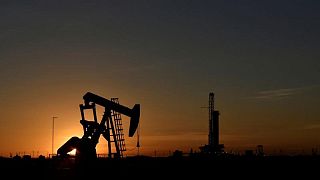 النفط يتراجع بفعل بيانات آسيوية ضعيفة وتشاؤم بشأن الطلب وسط موجة إغلاقات