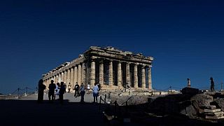 اليونان تسجل قفزة في إصابات كوفيد-19 بعد تراجع استمر أسابيع