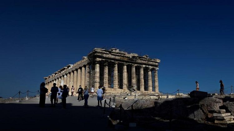 اليونان تسجل قفزة في إصابات كوفيد-19 بعد تراجع استمر أسابيع