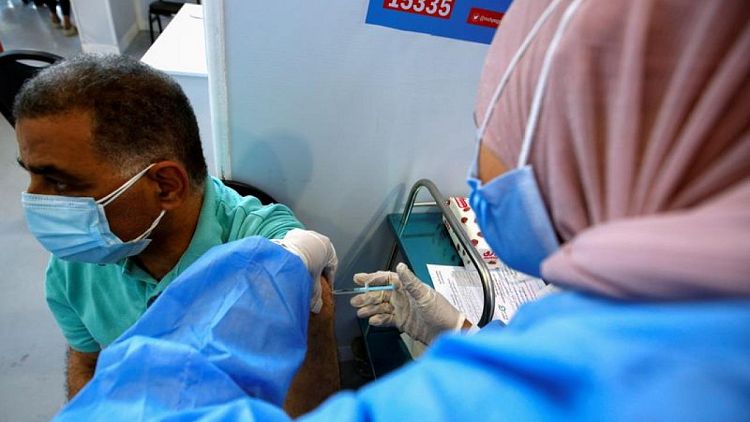 مصر تكثف حملة التطعيم قبل موجة رابعة من كوفيد-19