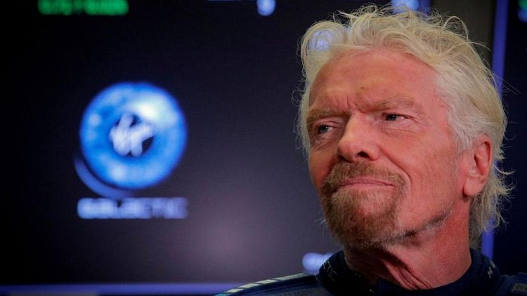 El multimillonario Richard Branson volará al espacio a bordo del avión cohete Virgin Galactic