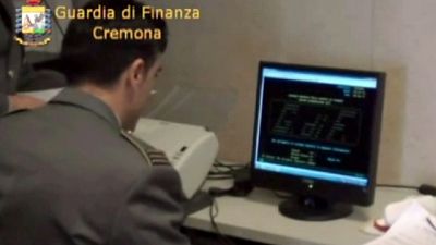 Complici i famigliari della donna. Sequestrate ville e moto Complici i famigliari della donna. Sequestrate ville e moto