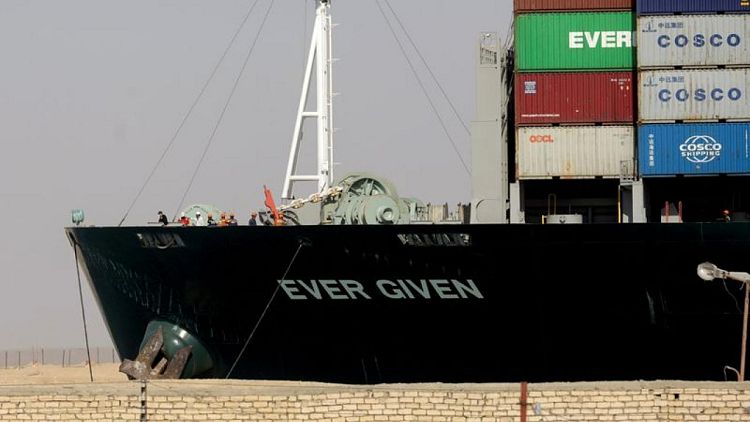 Buque Ever Given comienza a salir del Canal de Suez 106 días después de quedar encallado