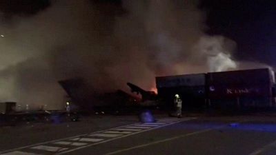 إطفاء حريق في سفينة حاويات بميناء جبل علي في دبي إطفاء حريق في سفينة حاويات بميناء جبل علي في دبي