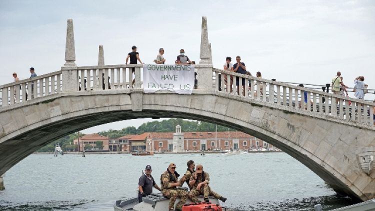 . G20 Venezia: prima protesta, sit-it 'Extinction Rebellion'