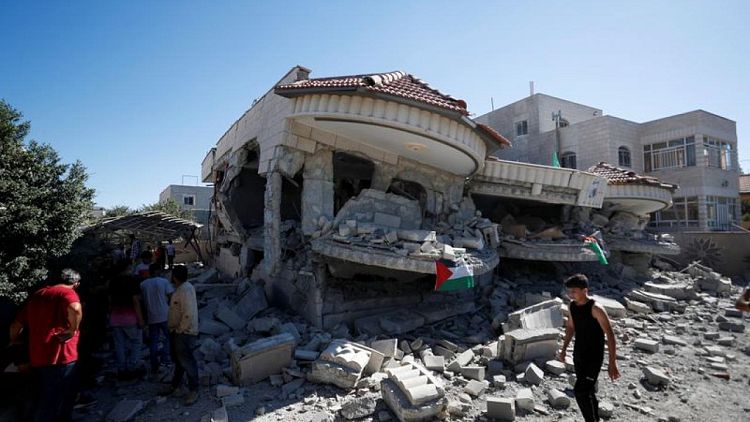 إسرائيل تهدم منزل عائلة فلسطيني تشتبه في أنه نفذ هجوما بالرصاص