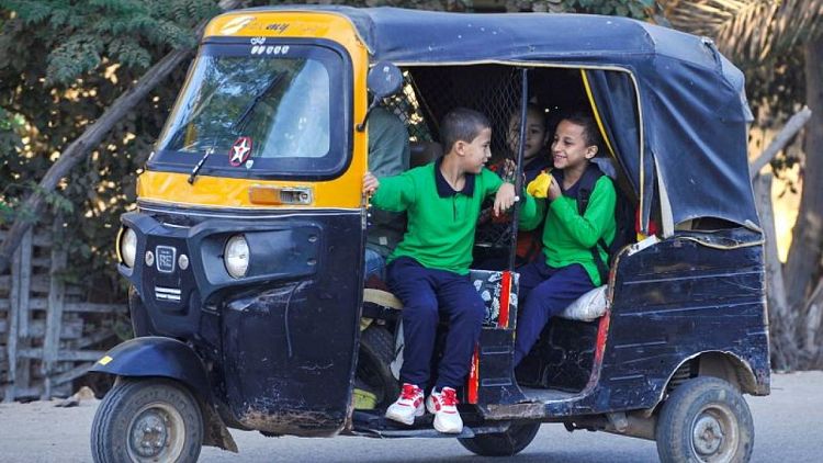 Domando los tuk tuk: Egipto toma medidas para regular los populares vehículos de tres ruedas
