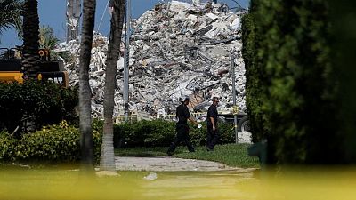 Bomberos de Florida terminan búsqueda de restos del edificio que se derrumbó en el área de Miami Bomberos de Florida terminan búsqueda de restos del edificio que se derrumbó en el área de Miami