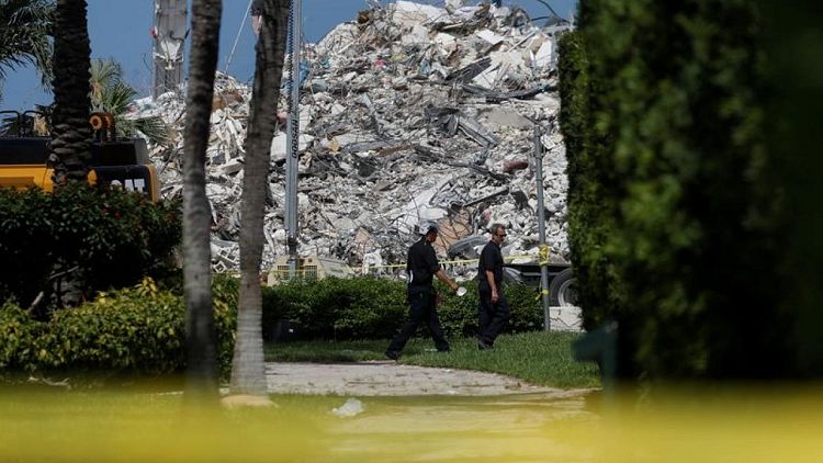 Bomberos de Florida terminan búsqueda de restos del edificio que se derrumbó en el área de Miami