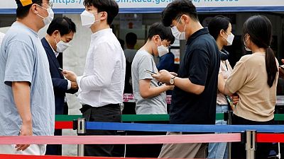 كوريا الجنوبية تخفف قيود التجمعات المرتبطة بكورونا