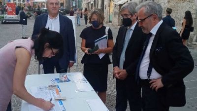 Lo hanno fatto a Perugia, davanti al Tribunale Lo hanno fatto a Perugia, davanti al Tribunale
