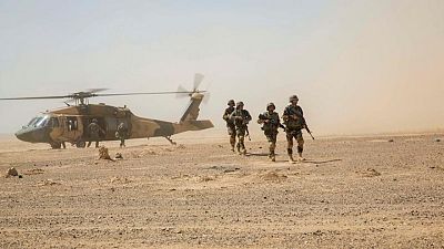 Fuerzas afganas combaten a los talibanes por el control de una ciudad sureña Fuerzas afganas combaten a los talibanes por el control de una ciudad sureña
