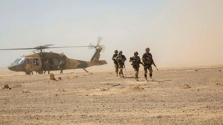 Fuerzas afganas combaten a los talibanes por el control de una ciudad sureña