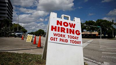 La creación de empleo se acelera en EEUU y la tasa de desempleo baja al 5,4%