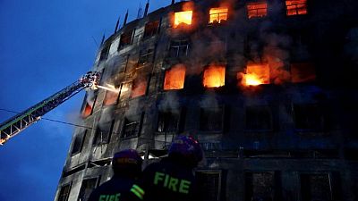 مقتل 52 في حريق بمصنع للعصائر في بنجلادش ومخاوف من حصار كثيرين مقتل 52 في حريق بمصنع للعصائر في بنجلادش ومخاوف من حصار كثيرين