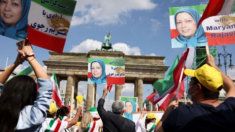 إيرانيون في المنفى يتظاهرون ويطالبون بمحاكمة الرئيس المنتخب