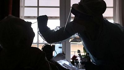 Mujer belga que no había sido vacunada contrajo dos cepas de COVID de forma simultánea