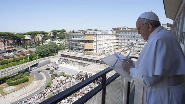 Papa Francisco reaparece tras cirugía, pide por salud gratis universal