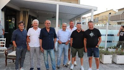 Gruppo amici Mancini in pizzeria 'rito' per seguire la finale Gruppo amici Mancini in pizzeria 'rito' per seguire la finale