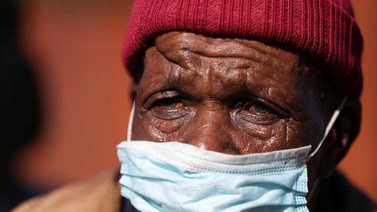 جنوب أفريقيا تمدد قيود كوفيد-19 المشددة 14 يوما