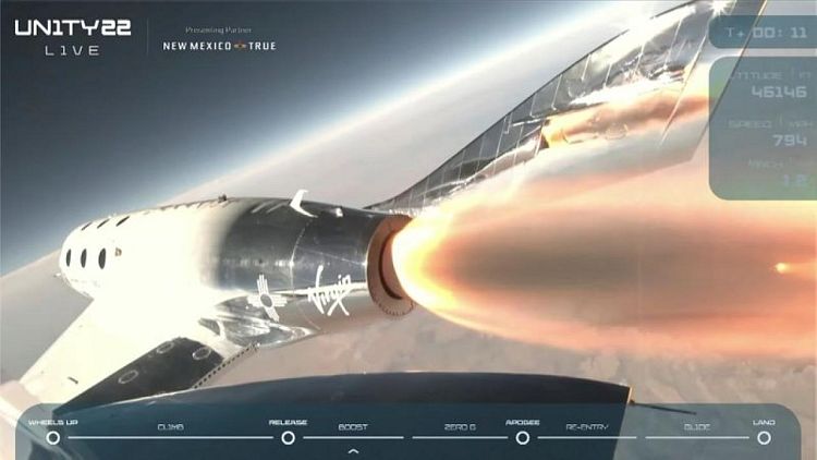 Branson de Virgin Galactic se eleva al espacio a bordo de un avión cohete