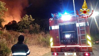 Momenti di paura nella notte per le fiamme vicino alle case Momenti di paura nella notte per le fiamme vicino alle case