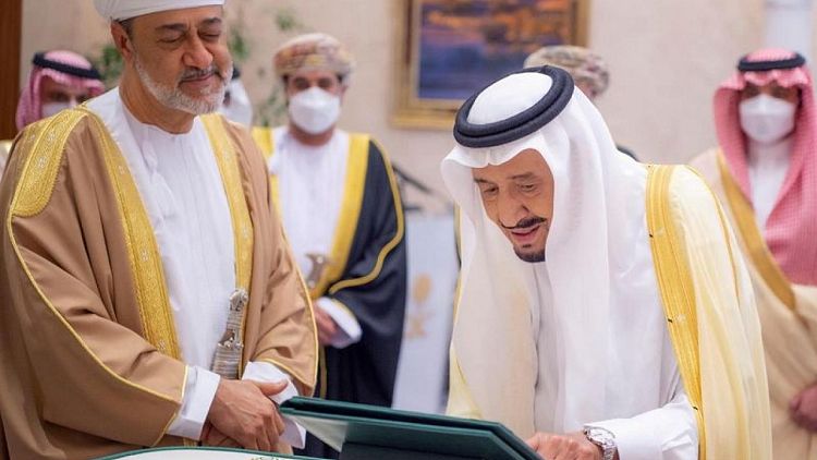 Arabia Saudita y Omán piden cooperación petrolera continuada entre OPEP y aliados