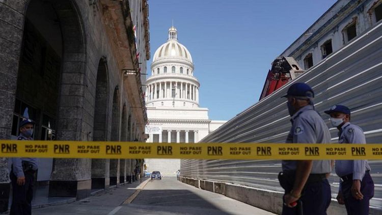 Cuba culpa a sanciones de EEUU por las protestas, Biden pide que se escuche al pueblo