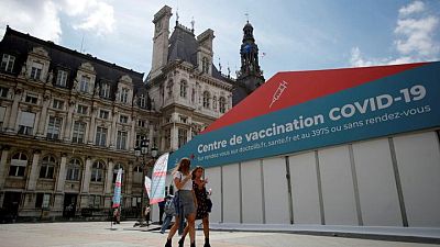 Casi un millón de franceses corren a vacunarse de COVID-19 ante medidas más estrictas