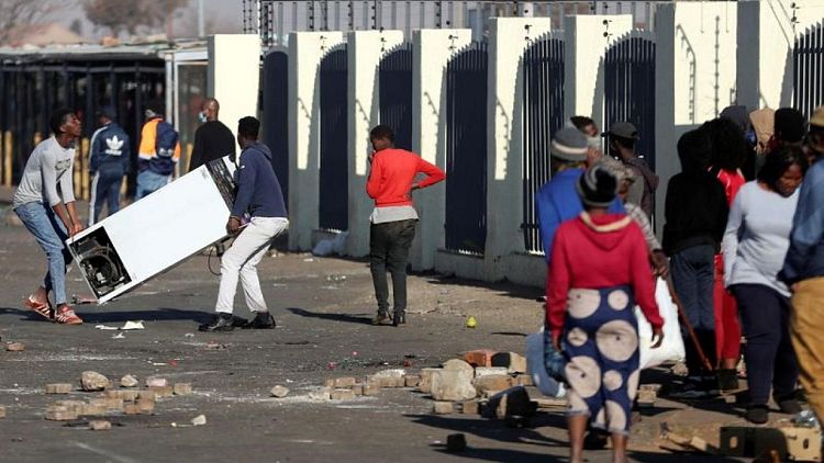 Looting, violence grips South Africa after Zuma court hearing