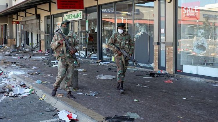 انتشار أعمال النهب والعنف في جنوب أفريقيا مع تصاعد الاحتجاجات على سجن زوما