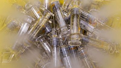 OMS advierte contra mezclar o combinar vacunas COVID