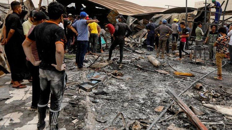 Crece la ira tras muerte de 92 personas en incendio hospital para pacientes COVID en Irak