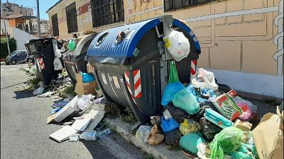 Protesta contro caos rifiuti su via Tuscolana, bloccato traffico Protesta contro caos rifiuti su via Tuscolana, bloccato traffico