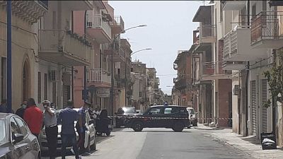 Il marito prima ha ucciso la moglie e poi si è sparato Il marito prima ha ucciso la moglie e poi si è sparato
