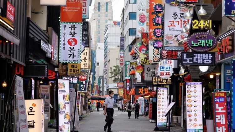 كوريا الجنوبية تفرض قيودا أشد صرامة مع تزايد إصابات كورونا بأرقام قياسية